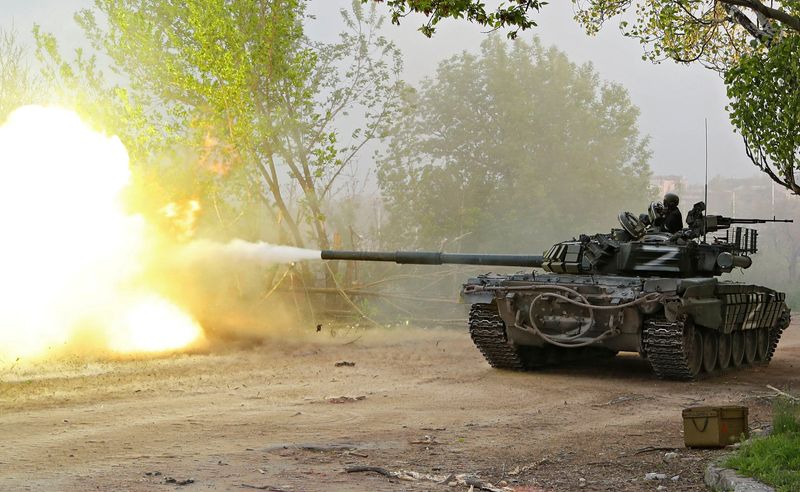 &copy; Reuters. Tropas russos realizam disparo de tanque na cidade ucraniana de Mariupol
05/05/2022 REUTERS/Alexander Ermochenko