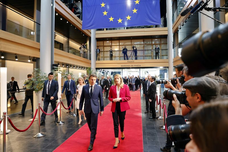 &copy; Reuters. La presidenta del Parlamento Europeo, Roberta Metsola, y el presidente de Francia, Emmanuel Macron, llegan al Parlamento de la UE antes de asistir a la sesión de clausura de la Conferencia sobre el Futuro de Europa y a la publicación de su informe con p