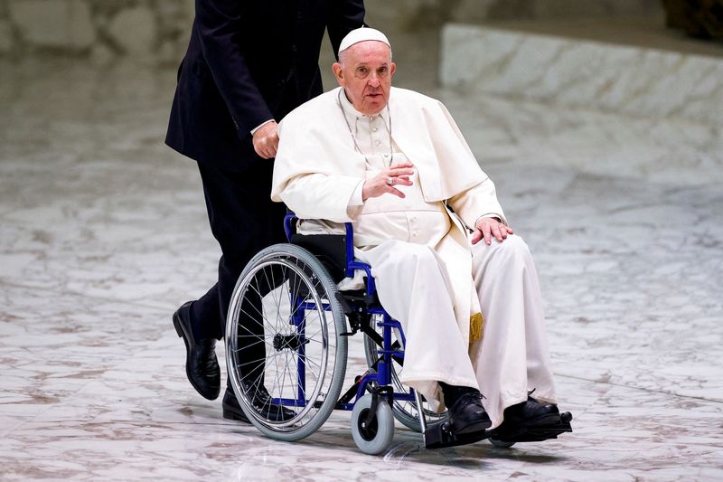 &copy; Reuters. Imagen de archivo del Papa Francisco llegando en silla de ruedas a una audiencia en El Vaticano. 5 mayo 2022. REUTERS/Guglielmo Mangiapane