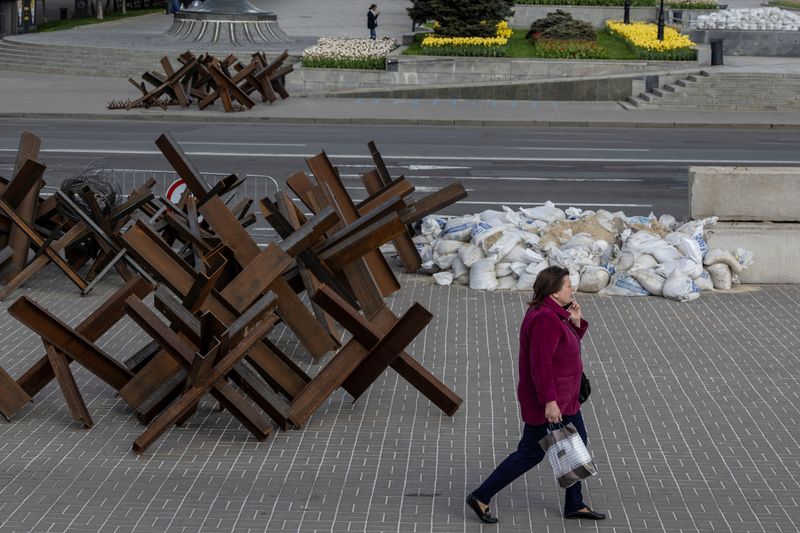 &copy; Reuters. Mulher caminha em Kiev
09/05/2022 REUTERS/Carlos Barria