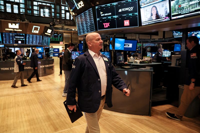 © Reuters. Traders work on the floor of the New York Stock Exchange (NYSE) in New York City, U.S., May 5, 2022.  REUTERS/Brendan McDermid