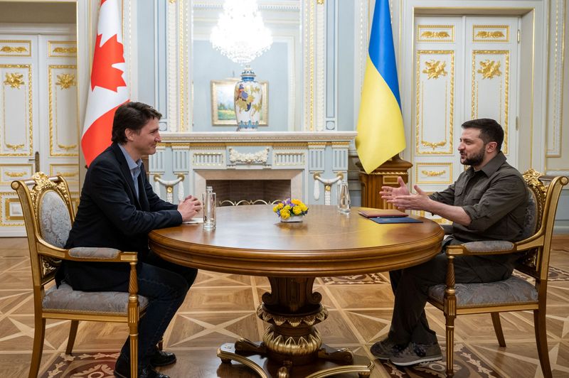 &copy; Reuters. O primeiro-ministro canadense Justin Trudeau e o presidente da Ucrânia Volodymyr Zelenskiy participam de uma reunião, enquanto o ataque da Rússia à Ucrânia continua, em Kiev, Ucrânia, em 8 de maio de 2022. Assessoria de Imprensa Presidencial Ucrania