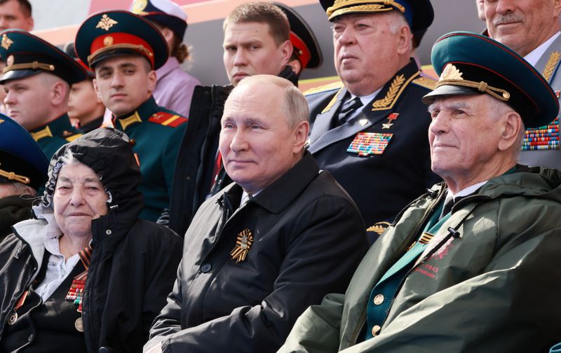 &copy; Reuters. Presidente da Rússia, Vladimir Putin, acompanha desfile militar do Dia da Vitória na Praça Vermelha, na região central de Moscou
09/05/2022 Sputnik/Mikhail Metzel/Pool via REUTERS