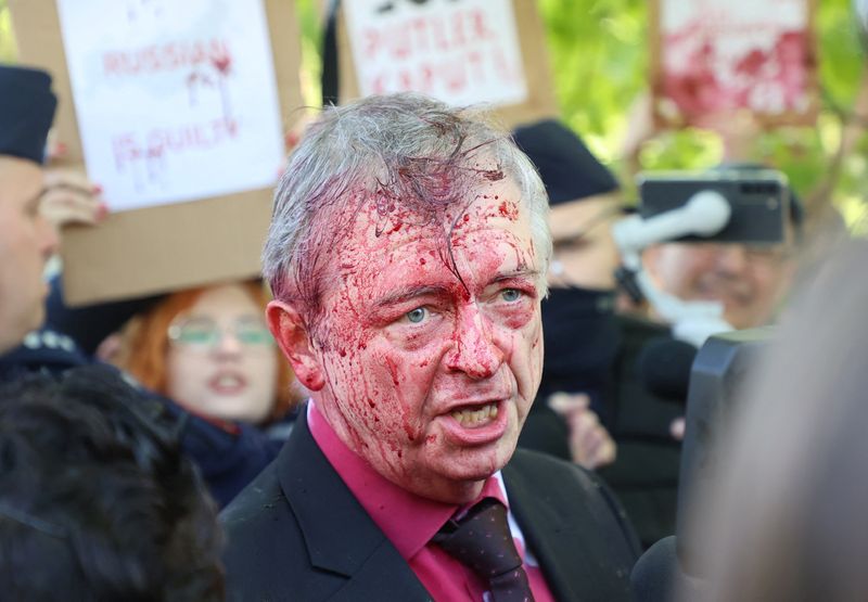 &copy; Reuters. El embajador de Rusia en Polonia, Serguéi Andreev, es cubierto de sustancia roja lanzada por los manifestantes cuando acudía a celebrar el día de la Victoria en el Cementerio Militar Soviético para conmemorar el 77º aniversario de la victoria sobre l