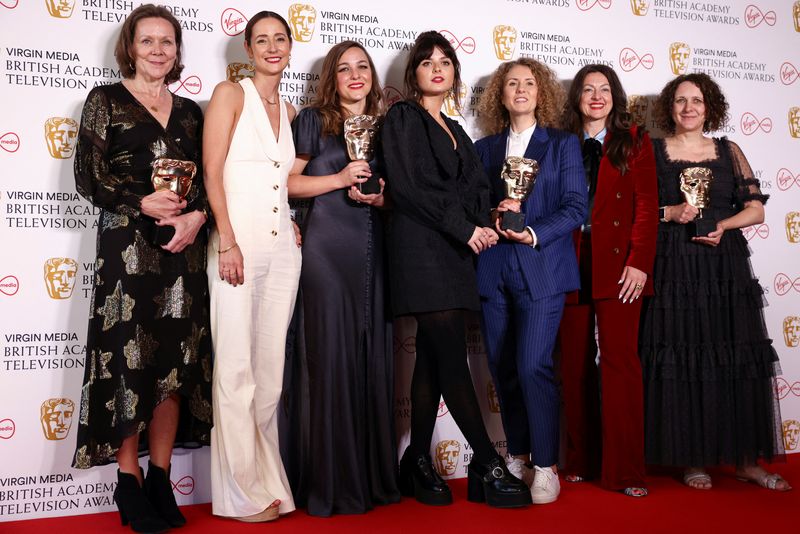 &copy; Reuters. Equipe e elenco de "In My Skin" posa com prêmio da British Academy Television Awards, em Londres 
08/05/2022 REUTERS/Henry Nicholls