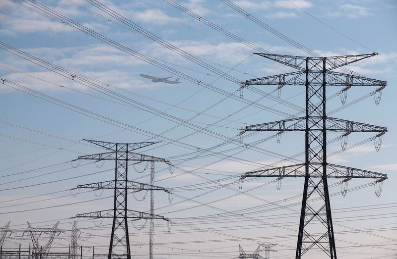 &copy; Reuters. FILE PHOTO: An Iberia jet flies over power lines outside Madrid, December 23, 2013. REUTERS/Paul Hanna