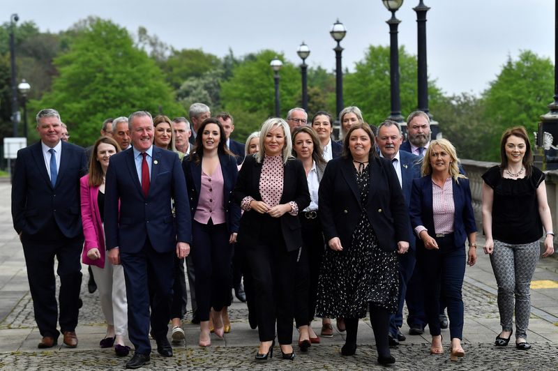 &copy; Reuters. La vicepresidenta del partido Sinn Féin, Michelle O'Neill (centro), encabeza a los miembros de su recién electo equipo de miembros de la asamblea norirlandesa en Belfast, Irlanda del Norte, el 9 de mayo de 2022. REUTERS/Clodagh Kilcoyne