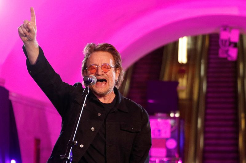 &copy; Reuters. Bono, vocalista da banda irlandesa U2, canta durante show em estação de metrô em Kiev, na Ucrânia
08/05/2022 REUTERS/Valentyn Ogirenko