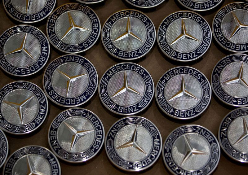 &copy; Reuters. Imagen de archivo de logos de Mercedes-Benz en una planta de montaje de la compañía en Chakan, en las afueras de Pune