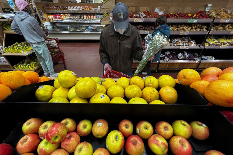 &copy; Reuters. Uma pessoa faz compras numa unidade do mercado Trader Joe's, em Manhattan, na cidade de Nova York, EUA, 10 de março de 2022. REUTERS/Carlo Allegri