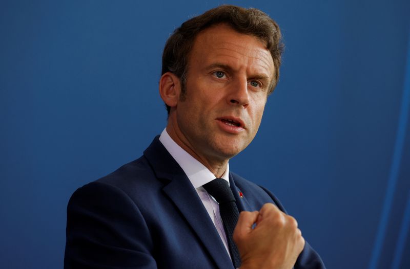 &copy; Reuters. Emmanuel Macron a dit lundi à Berlin connaître le nom du futur Premier ministre amené à succéder à Jean Castex. /Photo prise le 9 mai 2022/REUTERS/Michele Tantussi