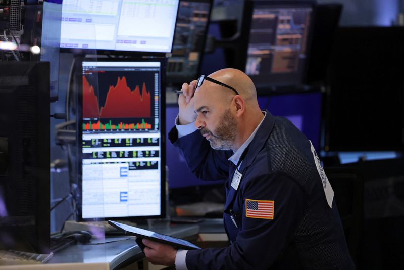 &copy; Reuters. La Bourse de New York a fini en forte baisse lundi. L'indice Dow Jones a cédé 1,99%. Le S&P-500, plus large, a perdu 3,20%, touchant en séance un plus bas depuis avril 2021. Le Nasdaq Composite a reculé de son côté de -4,29%. /Photo prise le 5 mai 2