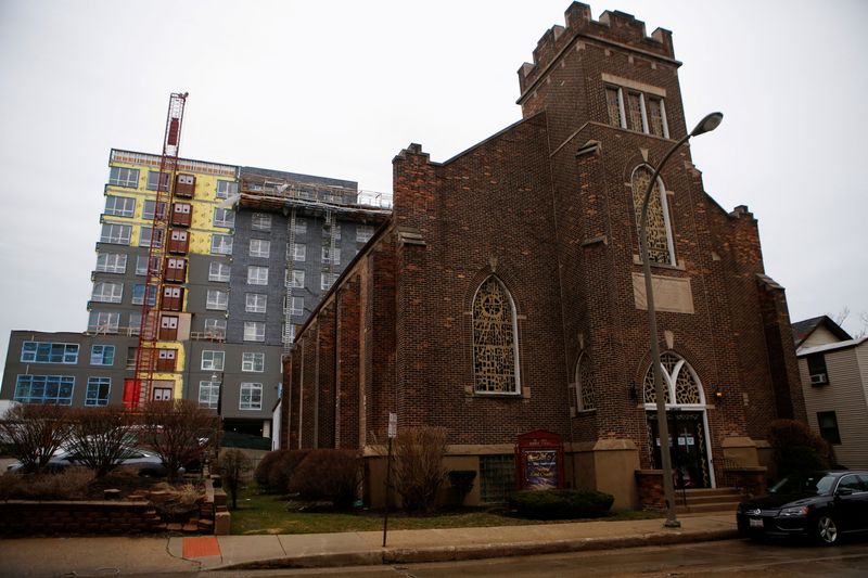 © Reuters. FILE PHOTO: General view of Mount Zion Missionary Baptist Church, now surrounded by condominiums, which used to be encompassed by a Black community until redlining and other housing practices forced the parishioners to move to a different part of the city, in Evanston, Illinois, U.S., March 18, 2021. REUTERS/Eileen T. Meslar