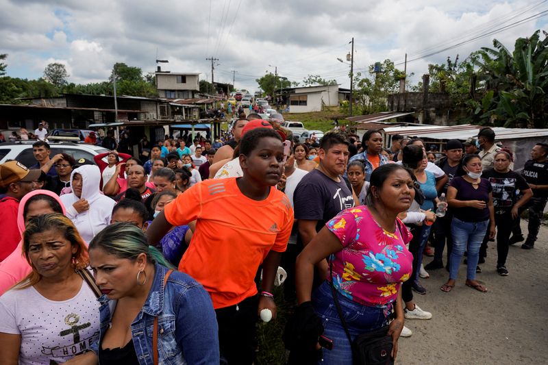 &copy; Reuters. Familiares de reclusos se reúnen fuera de la prisión de Santo Domingo de los Tsáchilas después de que las autoridades ecuatorianas informaron que lograron sofocar un motín y recapturar a varios reclusos que se habían escapado, en Santo Domingo, Ecua