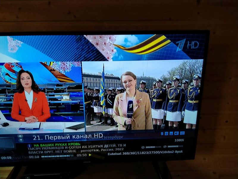 &copy; Reuters. 　５月１０日、ロシアの衛星テレビで、モスクワの視聴者が見られるメニューが変更され、ウクライナ戦争に関するメッセージが表示されていたことが分かった。写真は「あなたたちの手は