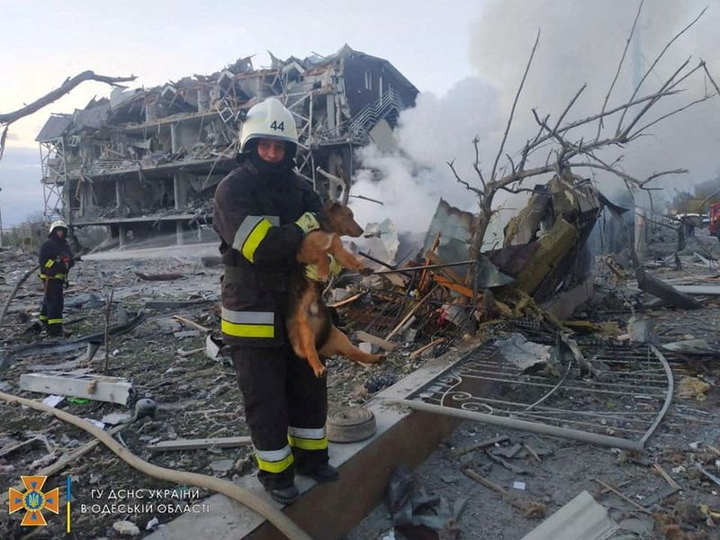 &copy; Reuters. أفراد الطوارئ يعملون قريبا من مبنى لحقت به أضرار بعد ضربة عسكرية في أوديسا بأوكرانيا يوم الاثنين. صورة لرويترز من خدمة الطوارئ الحكومية في أ