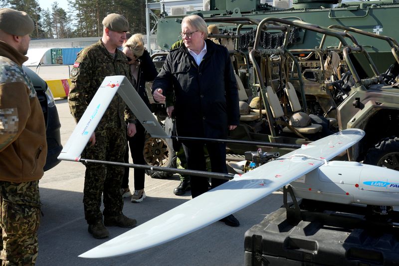 &copy; Reuters. FOTO DE ARCHIVO: El ministro de Defensa sueco, Peter Hultqvist, durante una visita a una base militar en Adazi, Letonia, el 13 de abril de 2022. REUTERS/Ints Kalnins
