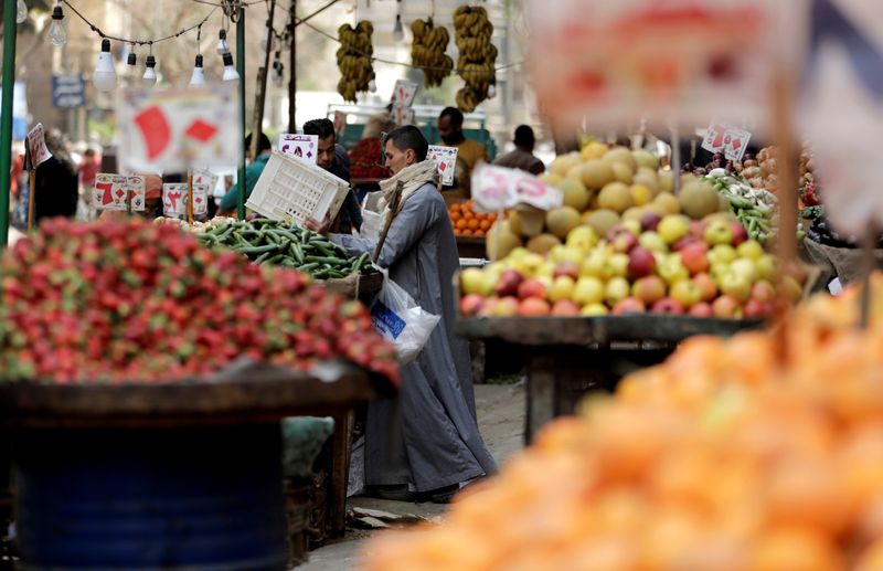 © Reuters. بائع في سوق للخضروات بالقاهرة يوم 22 مارس آذار 2022. تصوير: محمد عبد الغني - رويترز