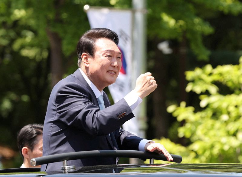 © Reuters. South Korea's new President Yoon Suk-yeol waves to his supporters while leaving after attending his inauguration ceremony at the National Assembly in Seoul, South Korea, May 10, 2022. Yonhap via REUTERS  