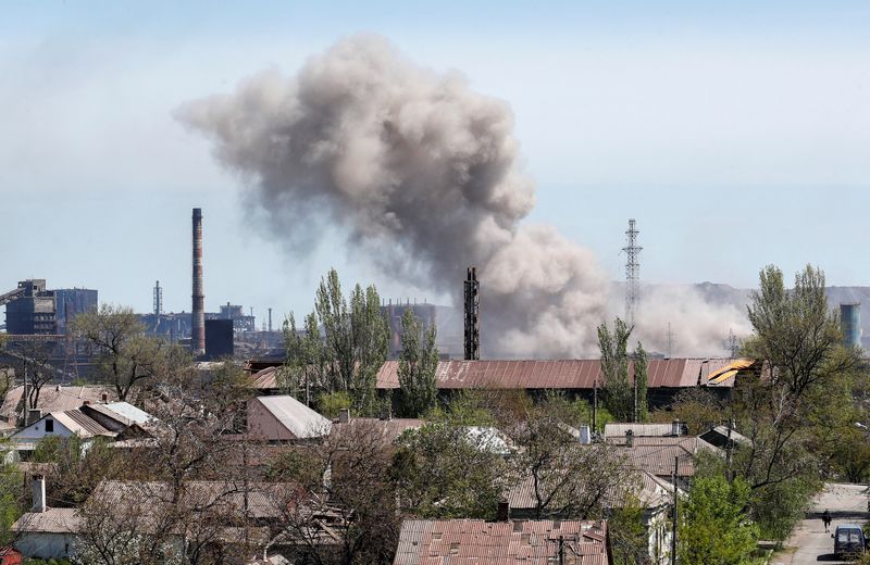 &copy; Reuters. Une vue montre une explosion dans une usine d'Azovstal à Mariupol, au sud de l'Ukraine. Au moins 100 civils sont encore piégés dans les abris souterrains du complexe sidérurgique Azovstal, dernier bastion de la résistance ukrainienne à Marioupol tou