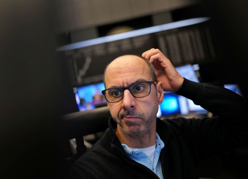 © Reuters. A stock trader looks at his monitors as the German share price index DAX reacts to the U.S. 2020 presidential election at the stock exchange in Frankfurt, Germany, November 4, 2020. REUTERS/Kai Pfaffenbach/Files
