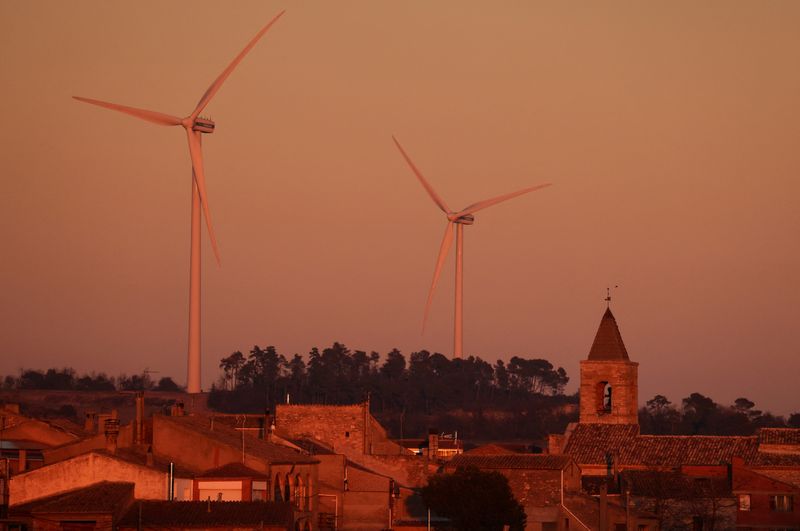 &copy; Reuters. FOTO DE ARCHIVO: Dos aerogeneradores junto al pueblo de Montmaneu, provincia de Barcelona, Cataluña, España, el 28 de enero de 2022. REUTERS/Nacho Doce