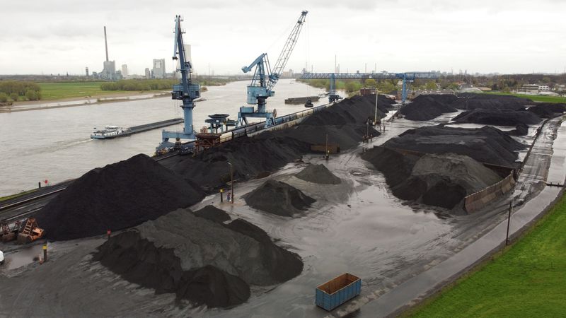 &copy; Reuters. Una vista aérea muestra el carbón en una terminal de graneles secos del puerto alemán de Rheinberg-Orsoy a lo largo de la vía marítima más importante de Europa, el Rin, en Rheinberg, cerca de Duisburgo, Alemania, 6 de abril de 2022. REUTERS/Stephane