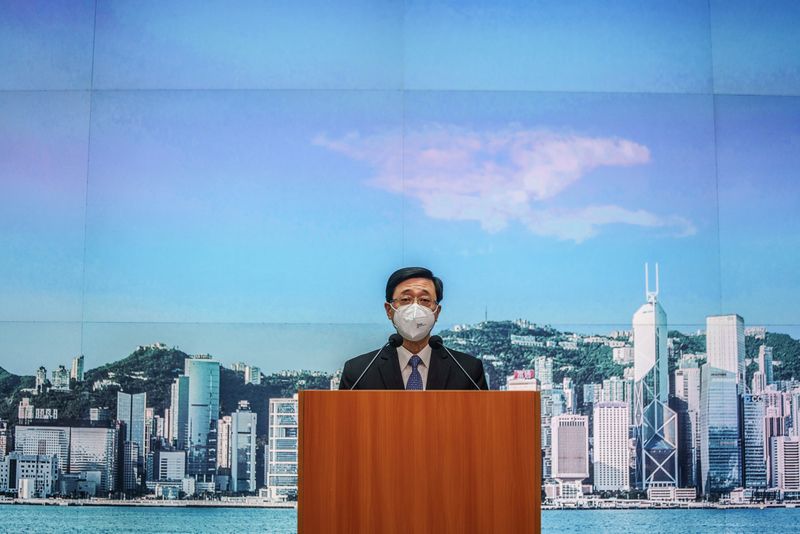 &copy; Reuters. FOTO DE ARCHIVO. John Lee asiste a una rueda de prensa, en Hong Kong. 6 de abril de 2022. Lam Yik/Pool vía REUTERS