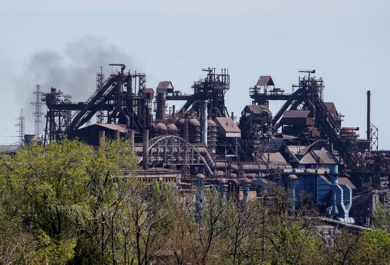&copy; Reuters. FOTO DE ARCHIVO. El humo se eleva sobre una planta de Azovstal Iron and Steel Works durante el conflicto entre Ucrania y Rusia en la ciudad portuaria del sur de Mariúpol, Ucrania. 8 de mayo de 2022. REUTERS/Alexander Ermochenko