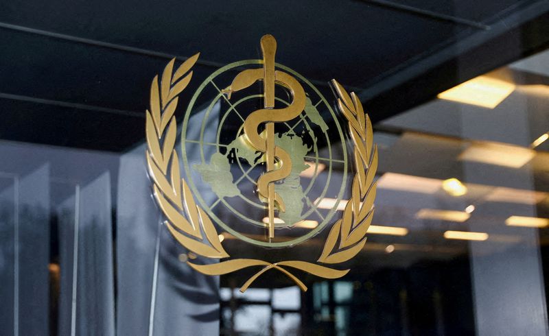 &copy; Reuters. FOTO DE ARCHIVO. El logo de la Organización Mundial de la Salud aparece en la entrada del edificio de la OMS, en Ginebra, Suiza. 20 de diciembre de 2021. REUTERS/Denis Balibouse