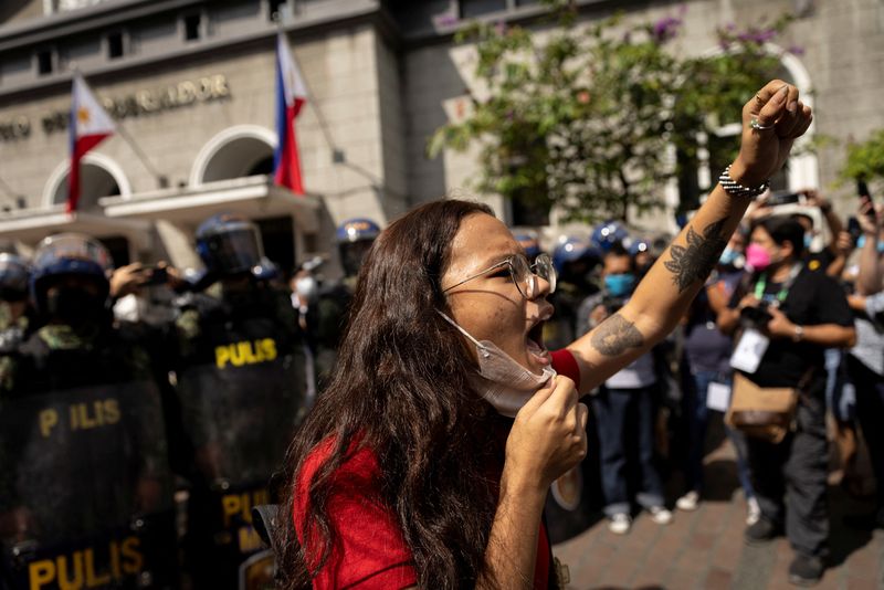 &copy; Reuters. طلاب يحتشدون خارج مفوضية الانتخابات في مانيلا عاصمة الفلبين للاحتجاج بعد إعلان نتيجة فرز غير رسمي يشير إلى فوز فرديناند ماركوس ابن دكتاتور 