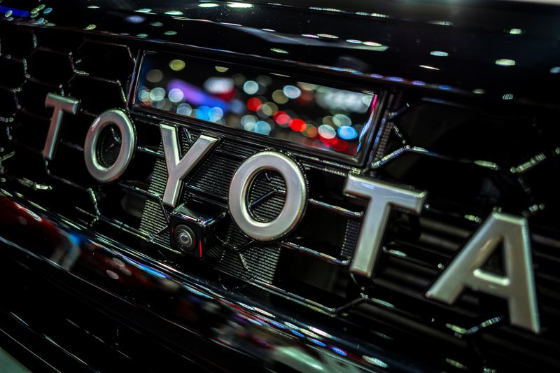 &copy; Reuters.     トヨタ自動車は１０日、国内８工場１４ラインで５月１６日から最長６日間、稼働を停止すると発表した。資料写真、バンコク国際モーターショーで３月撮影（２０２２年　ロイター／At