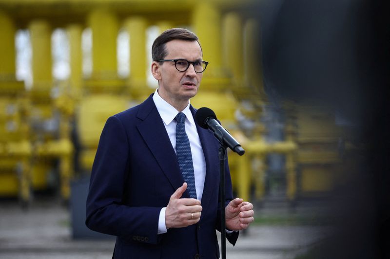 &copy; Reuters. FILE PHOTO: Poland's Prime Minister Mateusz Morawiecki speaks during a news conference near the gas installation at a Gaz-System gas compressor station in Rembelszczyzna, outside Warsaw, Poland, April 27, 2022. REUTERS/Kacper Pempel