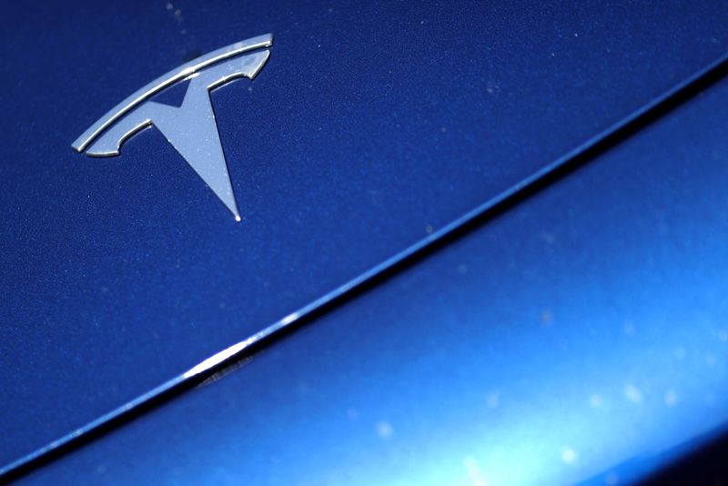 &copy; Reuters. FOTO DE ARCHIVO: El logotipo de Tesla en un coche en Los Ángeles, California, Estados Unidos, 9 de julio de 2020.  REUTERS/Lucy Nicholson