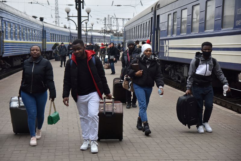 &copy; Reuters. FILE PHOTO: Passengers, including evacuees from the cities of Sumy and Kyiv, walk along the platform of a railway station upon their arrival in Lviv, Ukraine February 25, 2022. REUTERS/Pavlo Palamarchuk