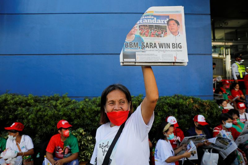 © Reuters. A supporter of presidential candidate Ferdinand 