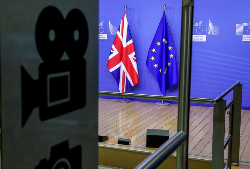 &copy; Reuters. FOTO DE ARCHIVO: Banderas del Reino Unido y de la Unión Europea antes de la reunión de la presidenta de la Comisión Europea, Ursula von der Leyen, y el primer ministro británico, Boris Johnson, en Bruselas, Bélgica, el 9 de diciembre de 2020. Olivier