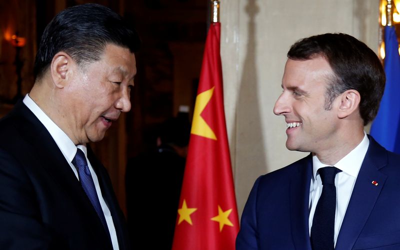 &copy; Reuters. Il presidente francese Emmanuel Macron e Chinese President Xi Jinping a Villa Kerylos, a Beaulieu-sur-Mer, vicino Nizza. 24 marzo 2019. REUTERS/Jean-Paul Pelissier/Pool/File Photo