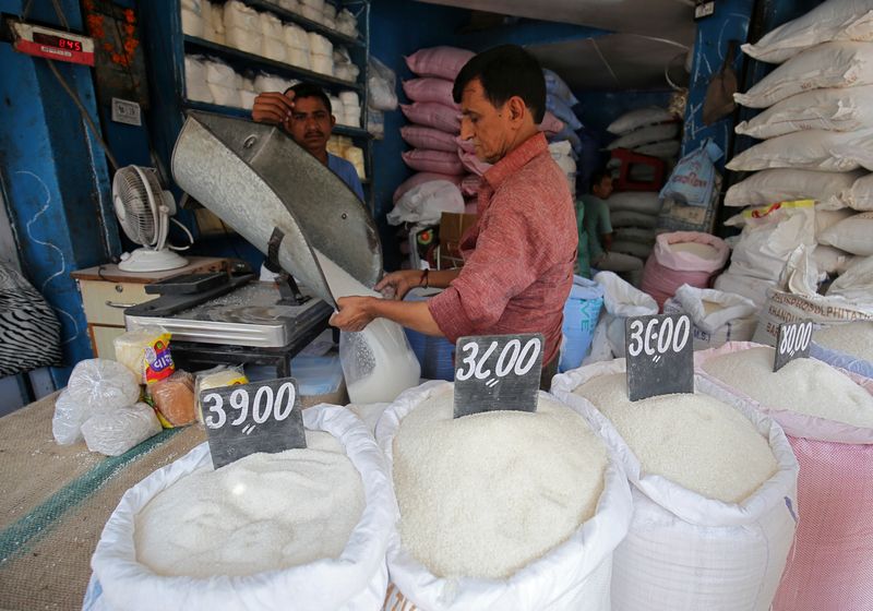 &copy; Reuters. Imagen de archivo de un hombre empacando azúcar para la venda dentro de una tienda en un mercado en Ahmedabad, India. 19 de septiembre, 2018. REUTERS/Amit Dave/Archivo