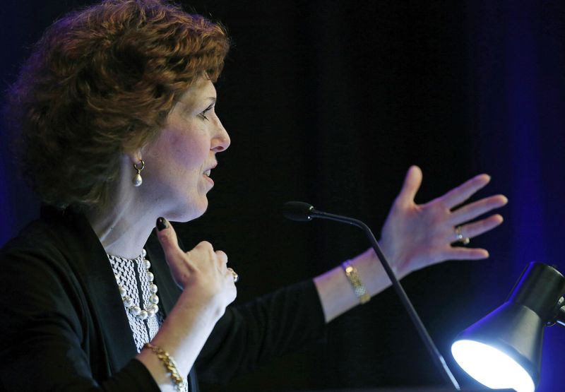 &copy; Reuters. FOTO DE ARCHIVO-La presidenta del Banco de la Reserva Federal de Cleveland, Loretta Mester, pronuncia un discurso en Washington.