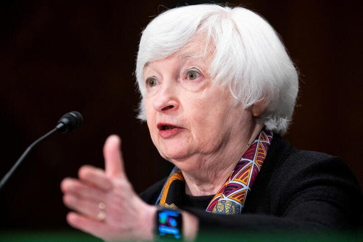 &copy; Reuters. La secretaria del Tesoro de Estados Unidos, Janet Yellen, participa en una audiencia en la Comisión de Banca del Senado, en Washington, EEUU