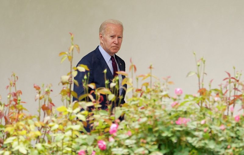 &copy; Reuters. FILE PHOTO: U.S. President Joe Biden walks the colonnade as he departs for Ohio from the White House in Washington, U.S., May 6, 2022. REUTERS/Kevin Lamarque