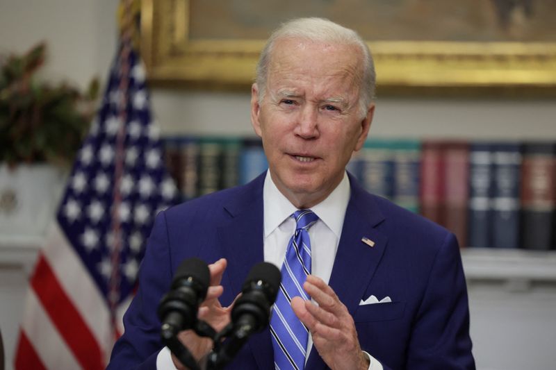 © Reuters. Presidente Joe Biden faz comentários sobre crescimento econômico, empregos e redução do déficit na Sala Roosevelt da Casa Branca em Washington, EUA
04/05/2022
REUTERS/Evelyn Hockstein