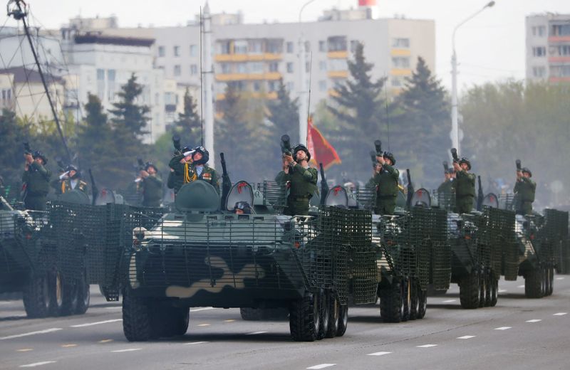 &copy; Reuters. Des militaires biélorusses participent au défilé du Jour de la Victoire, à Minsk, en Biélorussie. L'armée biélorusse a annoncé mardi le déploiement de forces spéciales dans trois zones situées à proximité de la frontière sud avec l'Ukraine, 