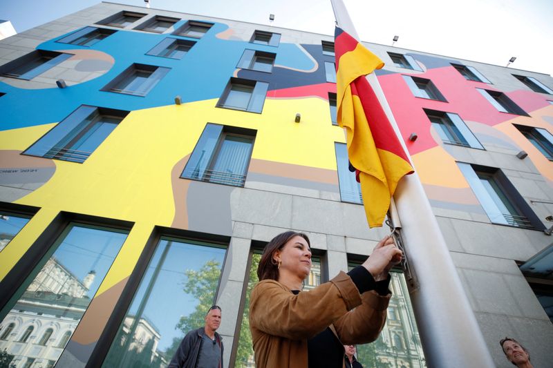 &copy; Reuters. Ministra das Relações Exteriores da Alemanha, Annalena Baerbock, ergue bandeira do país do lado de fora de embaixada alemã em Kiev
10/05/2022
REUTERS/Valentyn Ogirenko