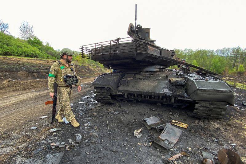 &copy; Reuters. Militar ucraniano ao lado de tanque russo destruído perto do vilarejo de Staryi Saltiv, na região de Kharkiv
09/05/2022
REUTERS/Vitalii Hnidyi