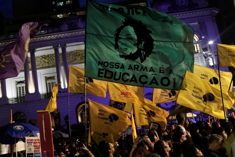 &copy; Reuters. Bandeira com a imagem da vereadora assassinada Marielle Franco durante manifestação para o aniversário do crime no Rio de Janeiro
14/03/2019 REUTERS/Ricardo Moraes