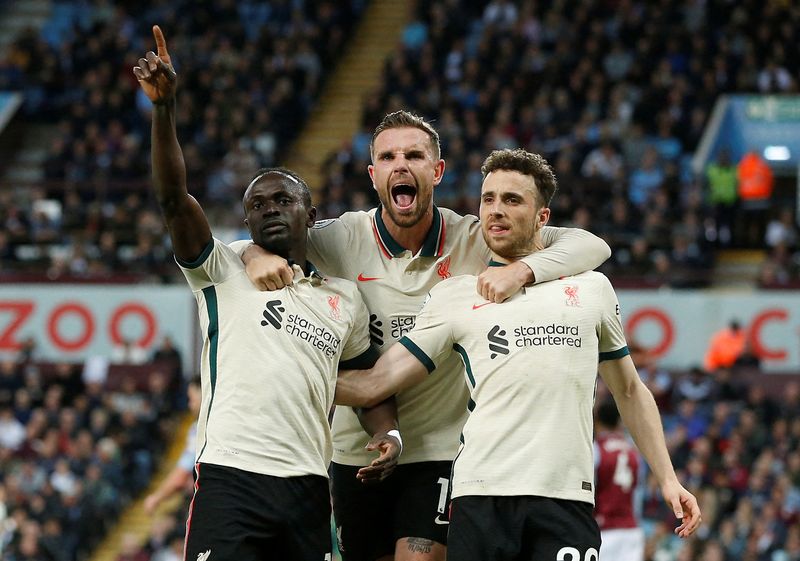 &copy; Reuters. Sadio Mané, Diogo Jota e Jordan Henderson comemoram gol do Liverpool
10/05/2022
REUTERS/Craig Brough