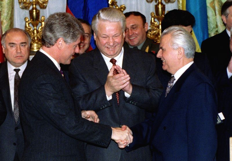 &copy; Reuters. Leonid Kravchuk (direita) ao lado dos então presidentes dos EUA, Bill Clinton, e da Rússia, Boris Yeltsin, em 1994
Rick Wilking/REUTERS