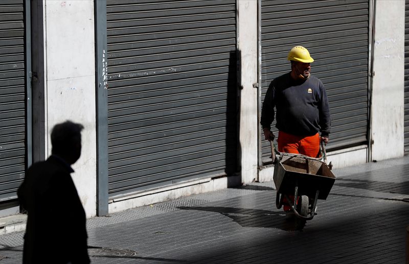 &copy; Reuters. FILE PHOTO: A construction worker uses a wheelbarrow amid a severe crisis of the economy, in Buenos Aires, Argentina September 21, 2021. REUTERS/Agustin Marcarian